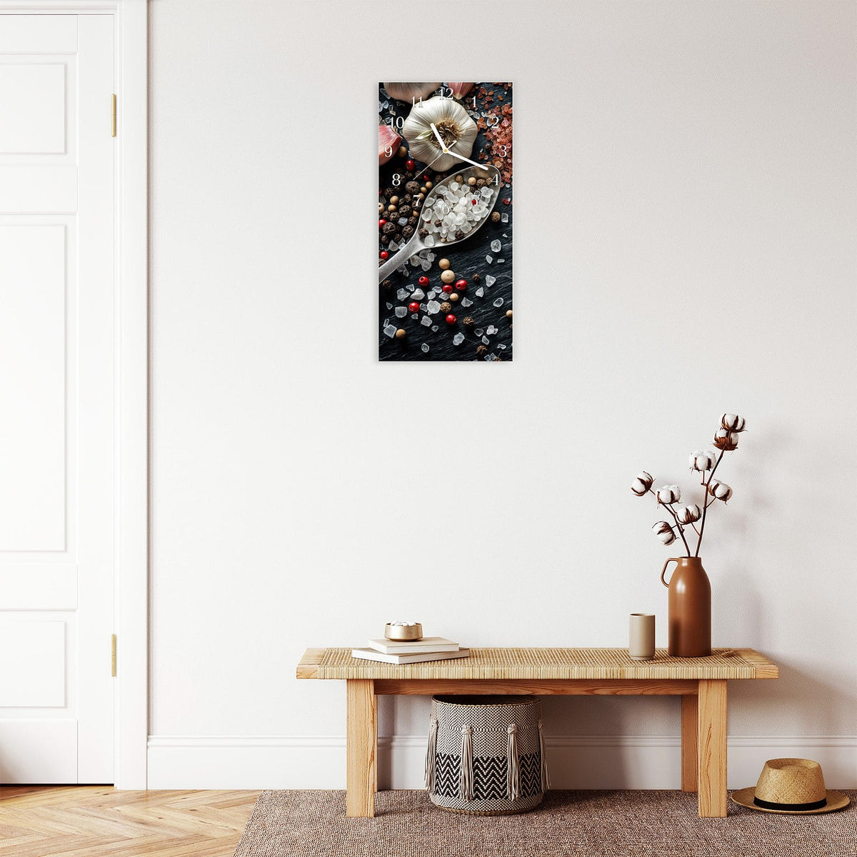 Wanduhr aus Glas im Hochformat Salz und Knoblauch mit Ziffernblatt Klassisch über einer Holzbank im Flur