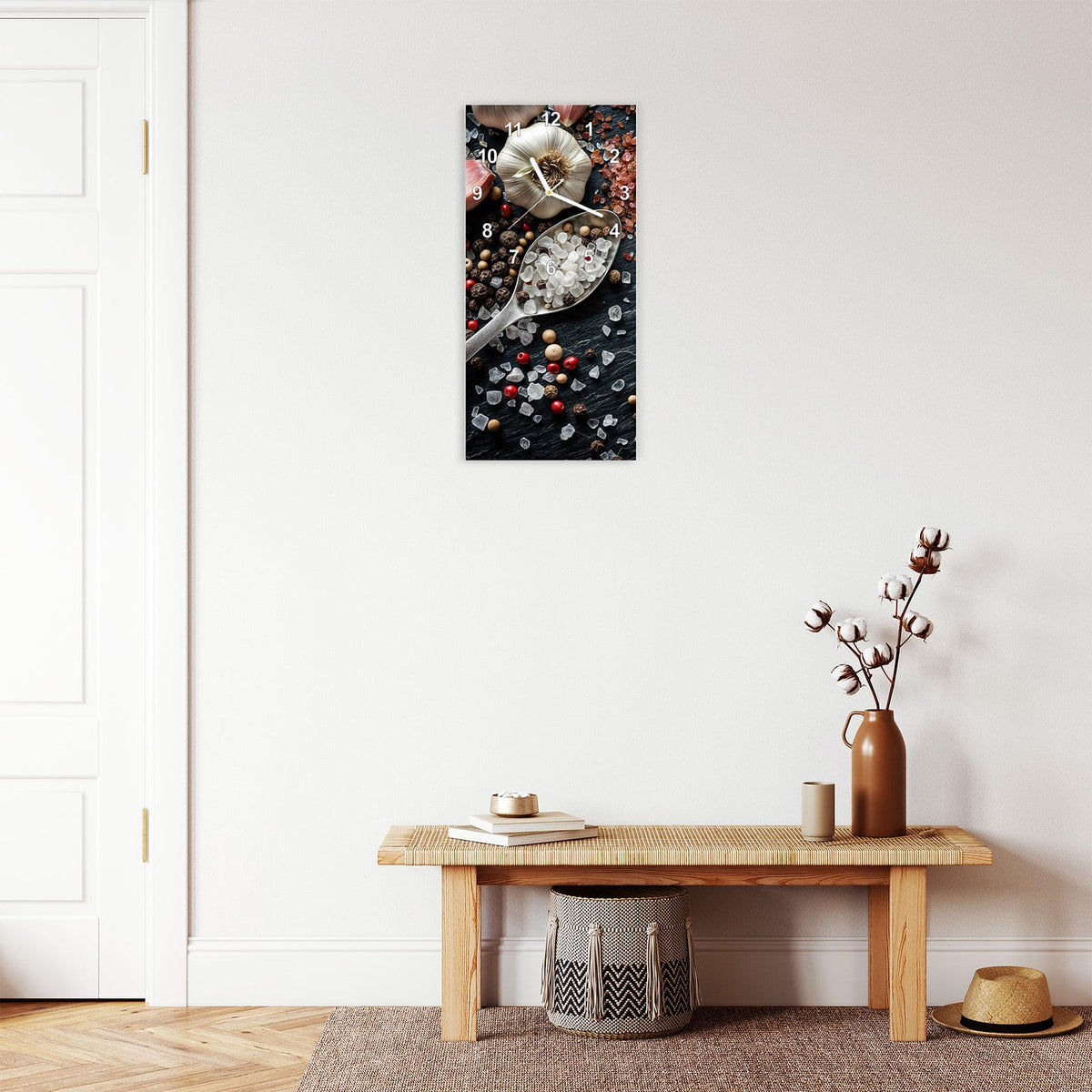 Wanduhr aus Glas im Hochformat Salz und Knoblauch mit Ziffernblatt Modern über einer Holzbank im Flur