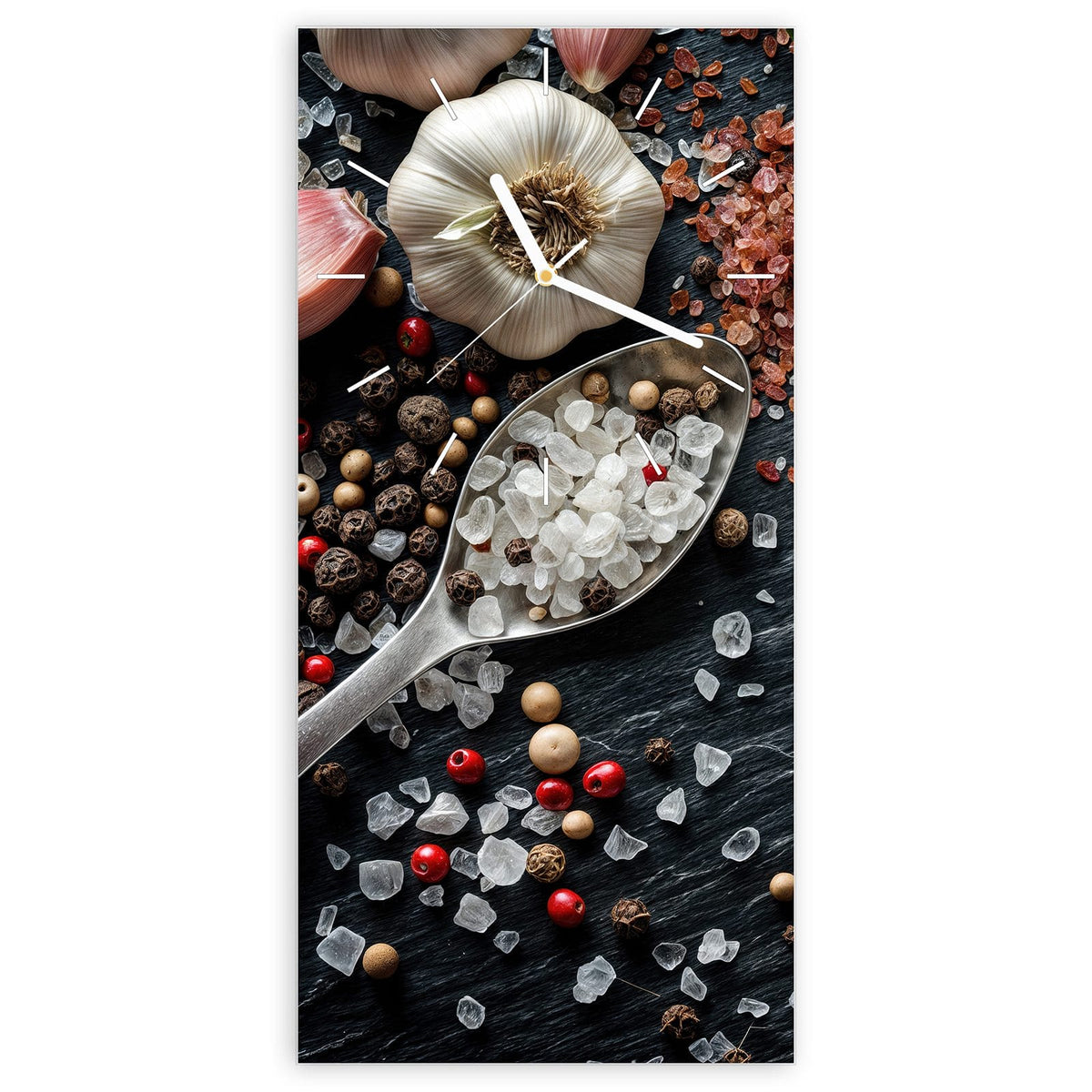 Wanduhr aus Glas, Ziffernblatt Linie: Knoblauchknollen, schwarze und rote Pfefferkörner und grobes Salz in einem Löffel auf schwarzem Schiefer