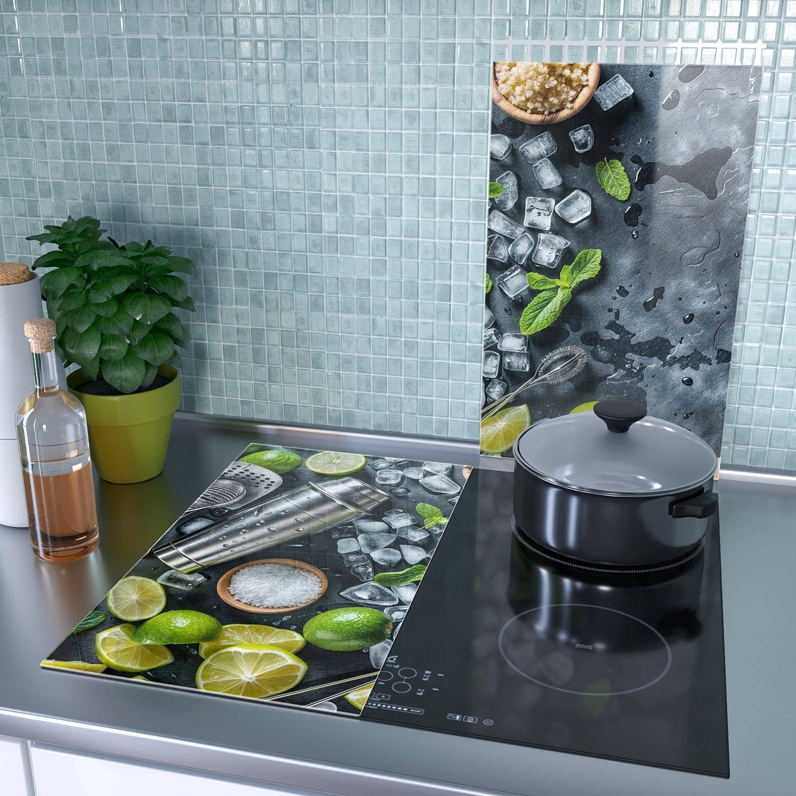 2-teilige Herdabdeckung aus Holz mit Cocktail Zutaten-Motiv als Spritzschutz hinter dem Kochfeld