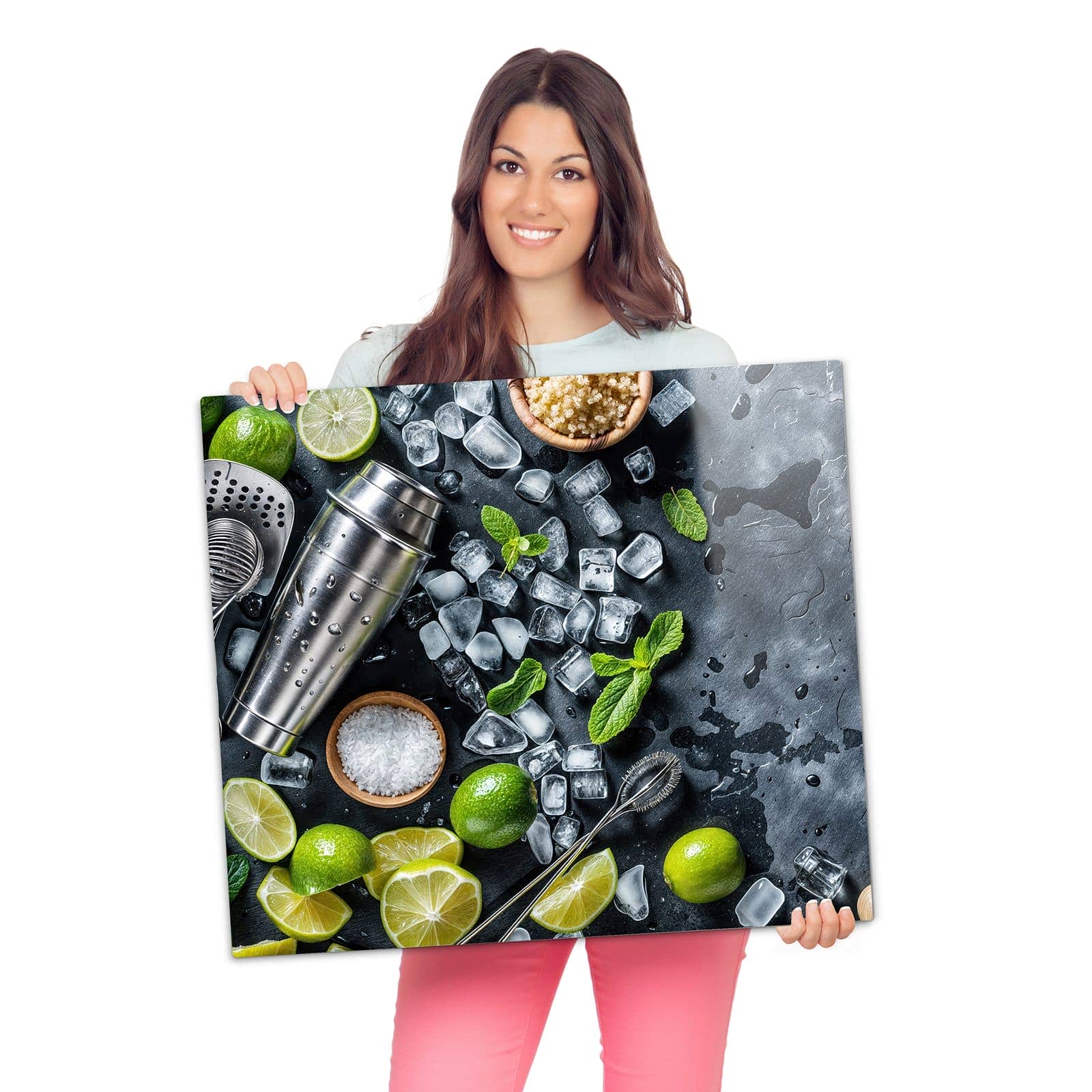 1-teilige Herdabdeckplatte aus Glas mit Cocktail Zutaten-Motiv wird zur Größendarstellung gehalten