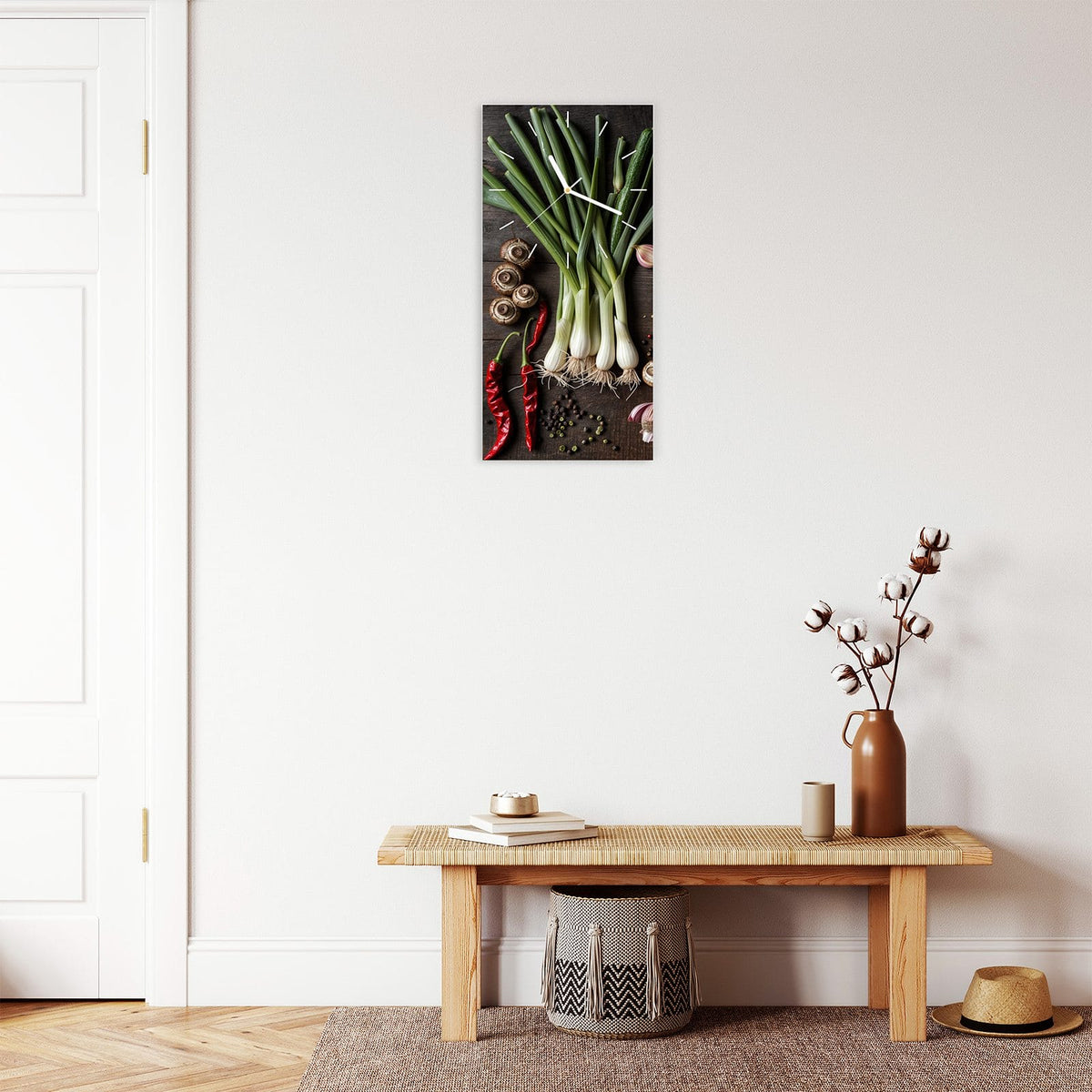 Wanduhr aus Glas im Hochformat Gemüse und Gewürze mit Ziffernblatt Linie über einer Holzbank im Flur