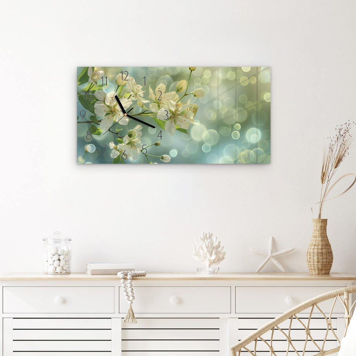Wanduhr Fruehlingserwachen aus Glas – Querformat 60 × 30 cm – Weiße Blüten zwischen hellgrünen Blättern