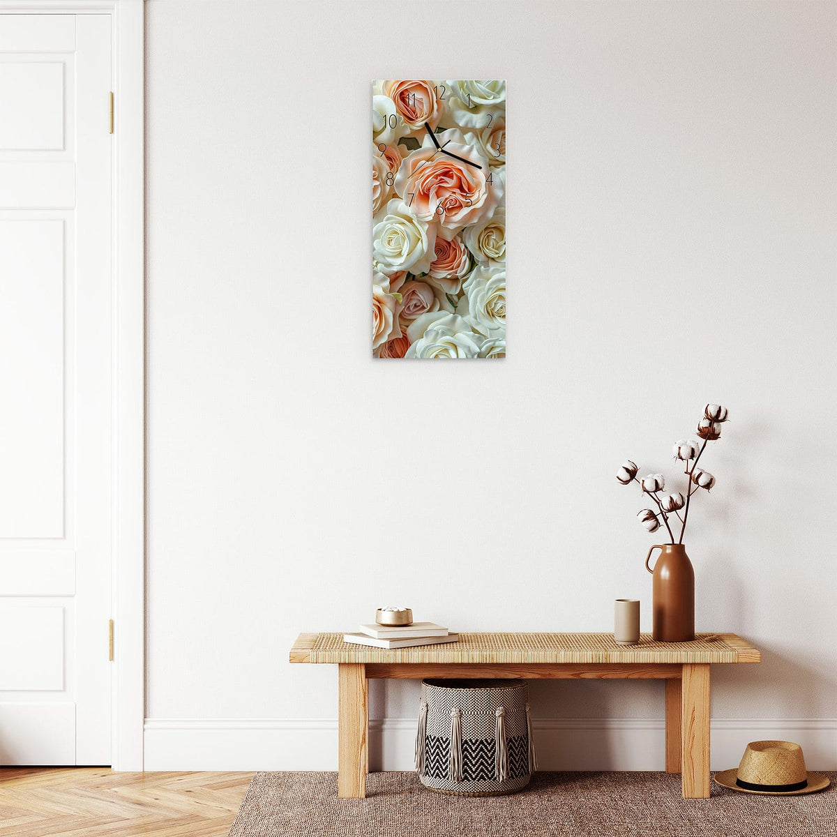 Wanduhr aus Glas im Hochformat Cremeweiße Rosen mit Ziffernblatt Elegant über einer Holzbank im Flur