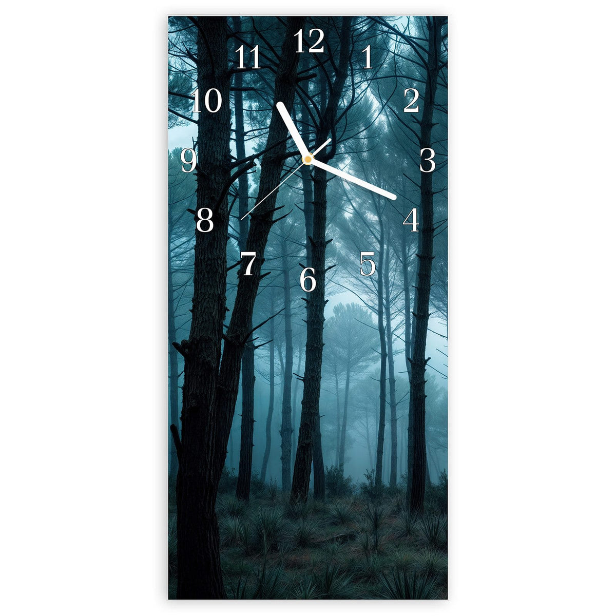 Wanduhr aus Glas, Ziffernblatt Klassisch mit Motiv Nebeliger Wald: Hohe schlanke Kiefernstämme im blauen Morgennebel #ziffernblatt_Klassisch