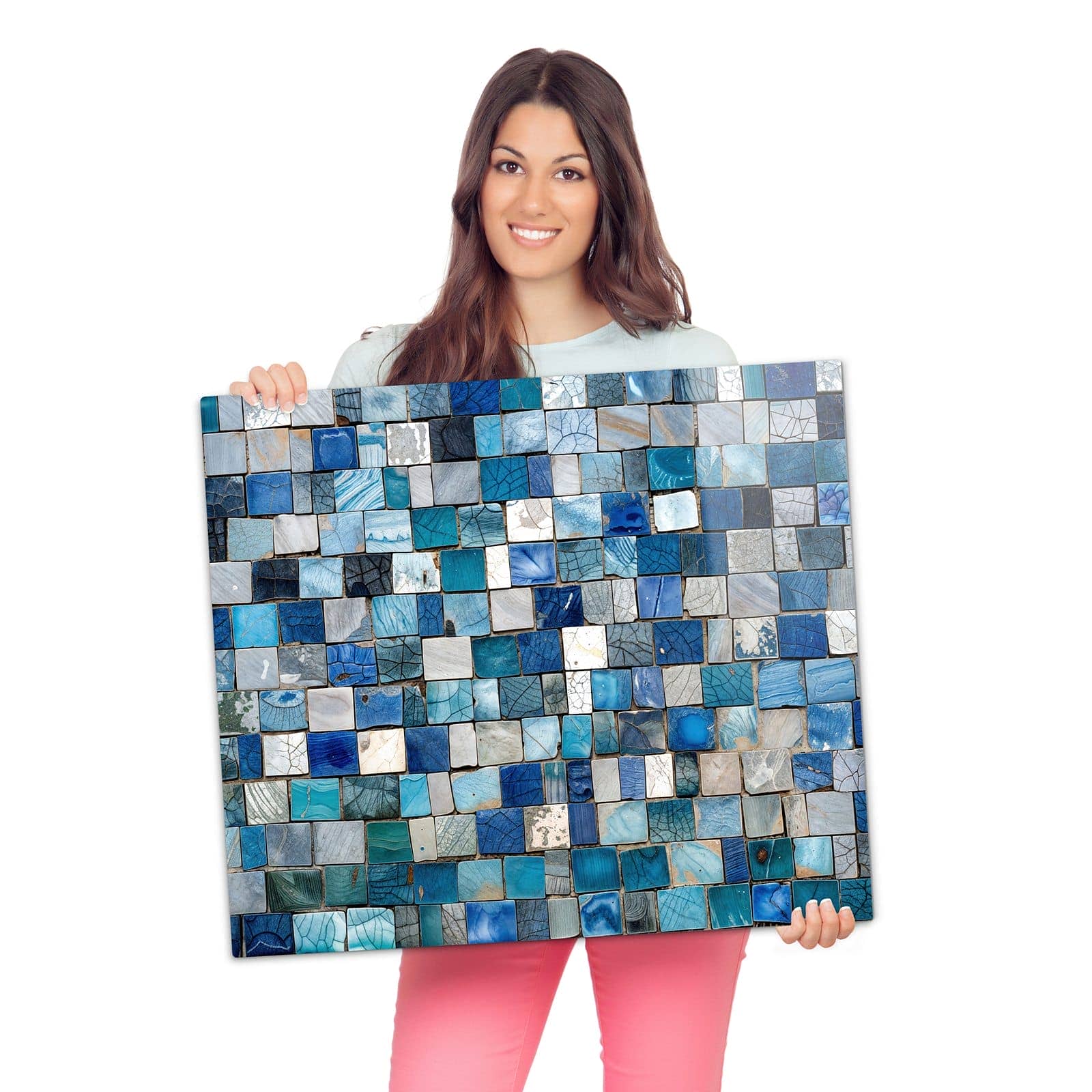Herdplattenabdeckung mit Mosaikfliesenmuster-Motiv wird zur Größendarstellung gehalten
