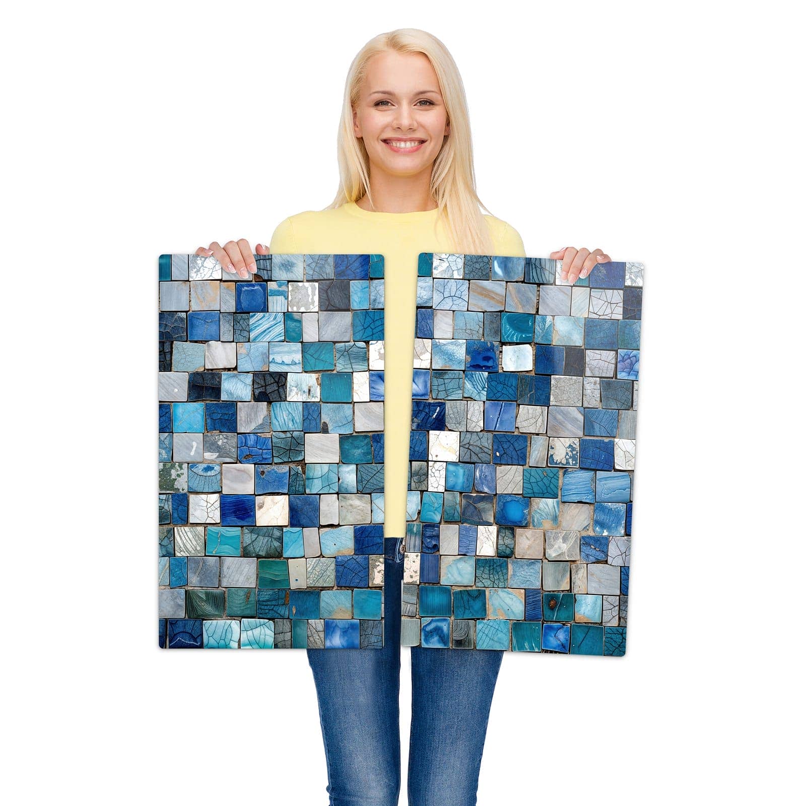 2-teilige Herdabdeckplatte für Ceranfeld mit Mosaikfliesenmuster-Motiv wird zur Größendarstellung gehalten