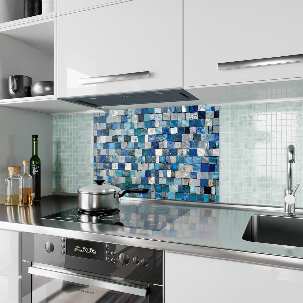 Küchenrückwand aus Glas Blaue Marmorfliesen im Hochformat als Spritzschutz hinter dem Kochfeld, über dem Fliesenspiegel montiert