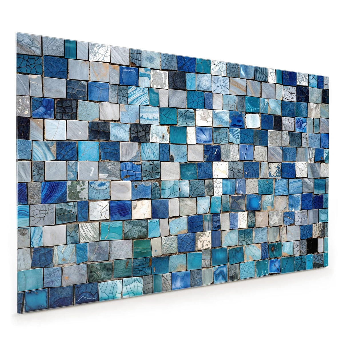 Küchenrückwand aus Glas im Hochformat: Wand aus quadratischen Kacheln in Blau, Türkis und Weiß mit Marmorzeichnung und Craquelee