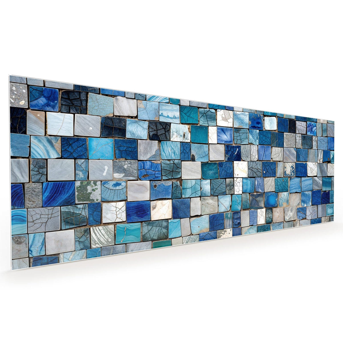 Küchenrückwand aus Glas im Hochformat: Wand aus quadratischen Kacheln in Blau, Türkis und Weiß mit Marmorzeichnung und Craquelee