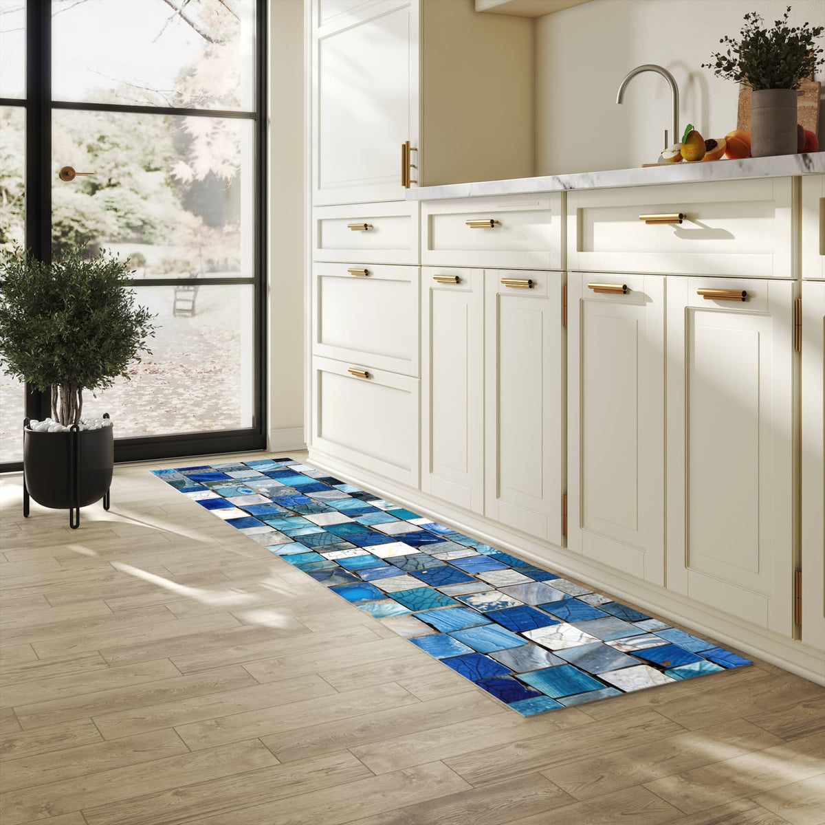 Schmutzabweisender Küchenläufer mit Motiv Mosaikfliesenmuster in heller Küche