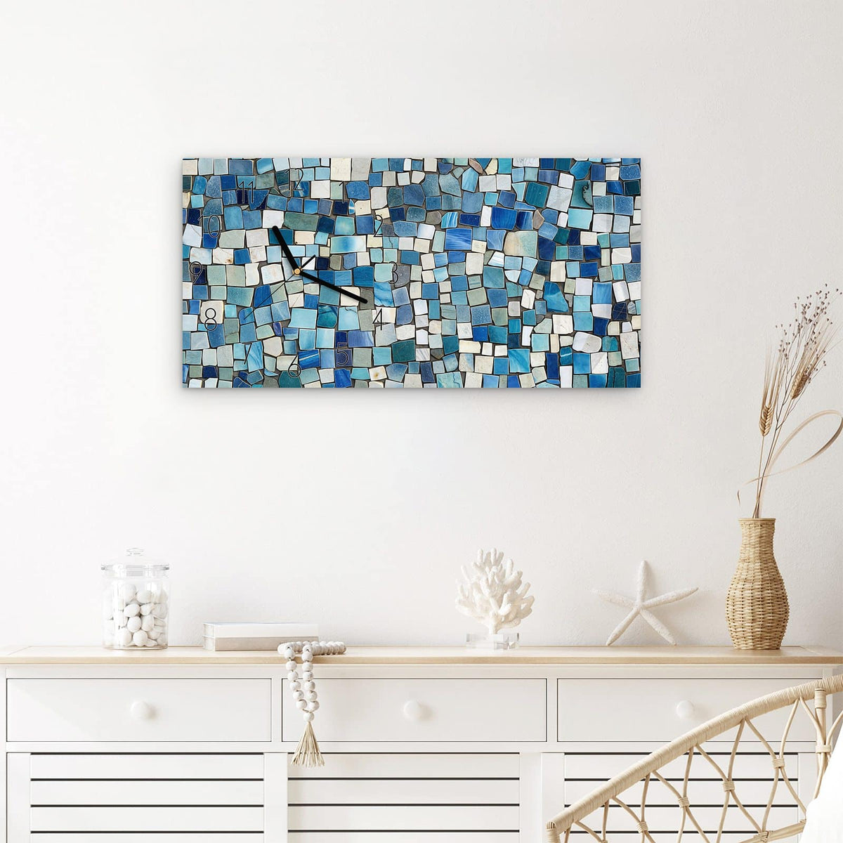Wanduhr Bunte Kachelmuster aus Glas – Querformat 60 × 30 cm – Mosaik aus blauen Kacheln