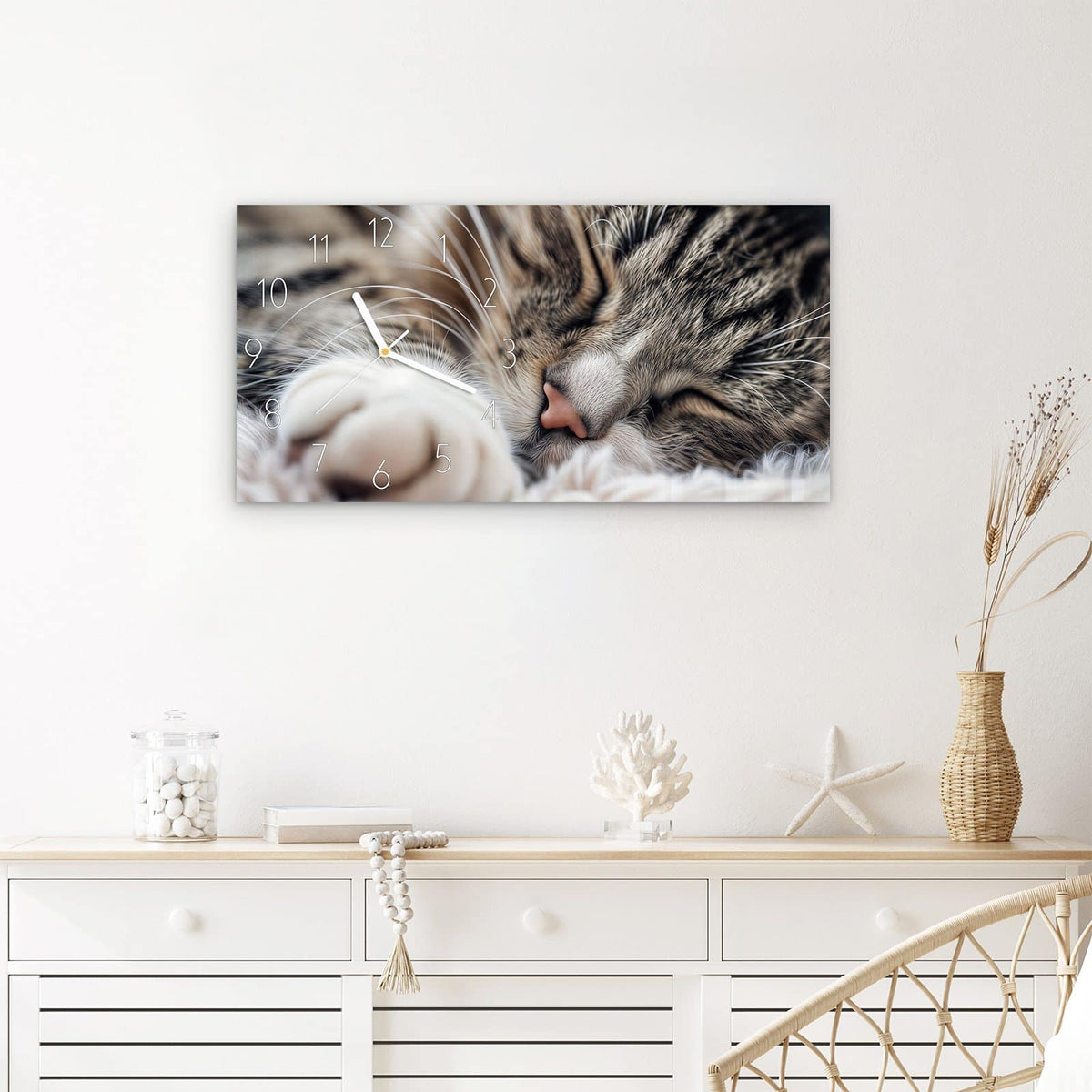Wanduhr Schlafende Katze aus Glas – Querformat 60 × 30 cm – Schlummernde Katze in Nahaufnahme