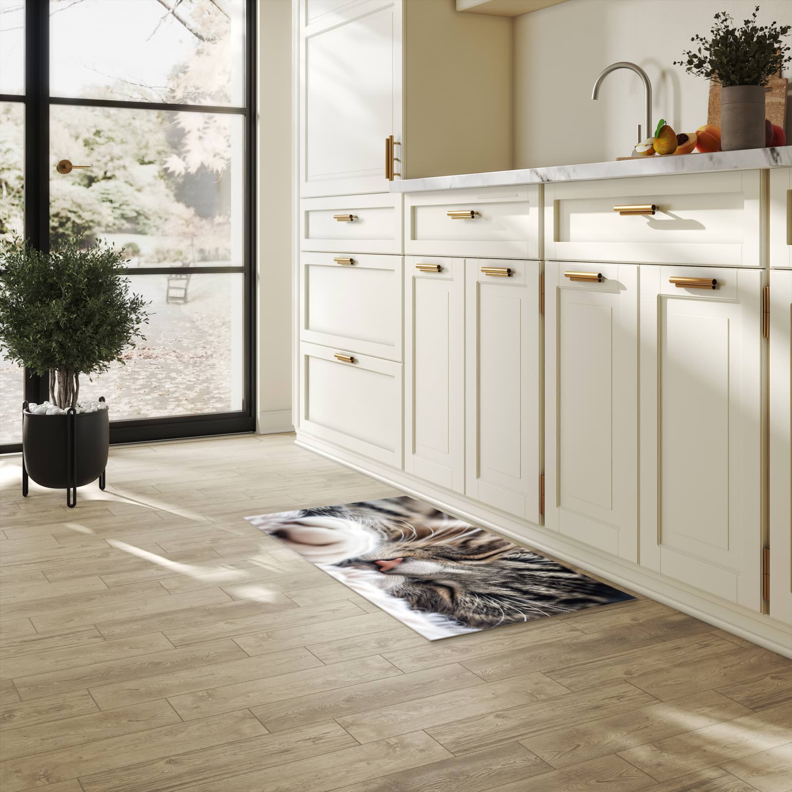 Formstabiler waschbarer Küchenteppich mit Motiv Schlafende Katze in heller Küche