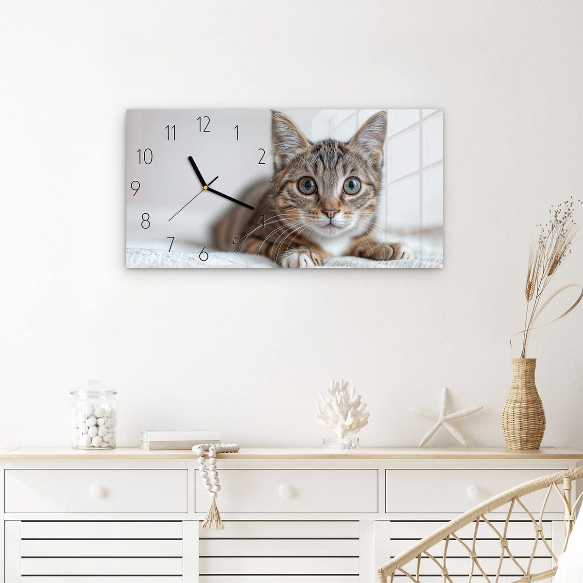 Wanduhr Süße Kleine Katze aus Glas – Querformat 60 × 30 cm – Getigertes Kätzchen mit blauen Augen