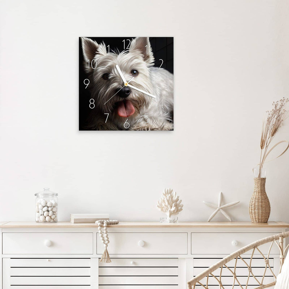 Wanduhr Weißer Terrier aus Glas – Quadratisch 30 × 30 cm – Flauschiger weißer Hund vor Schwarz