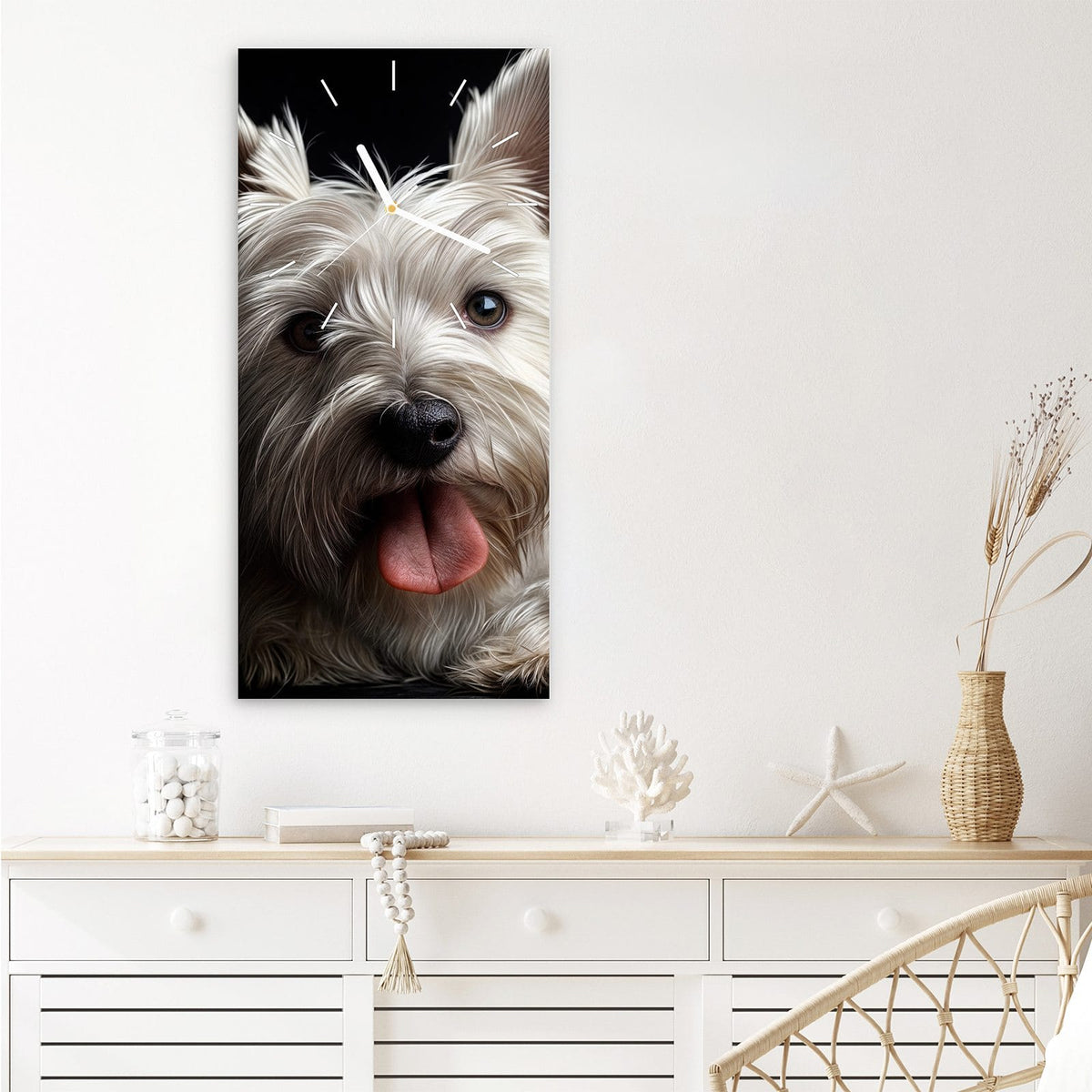Wanduhr aus Glas im Hochformat Weißer Terrier mit Ziffernblatt Linie über einem weißen Sideboard