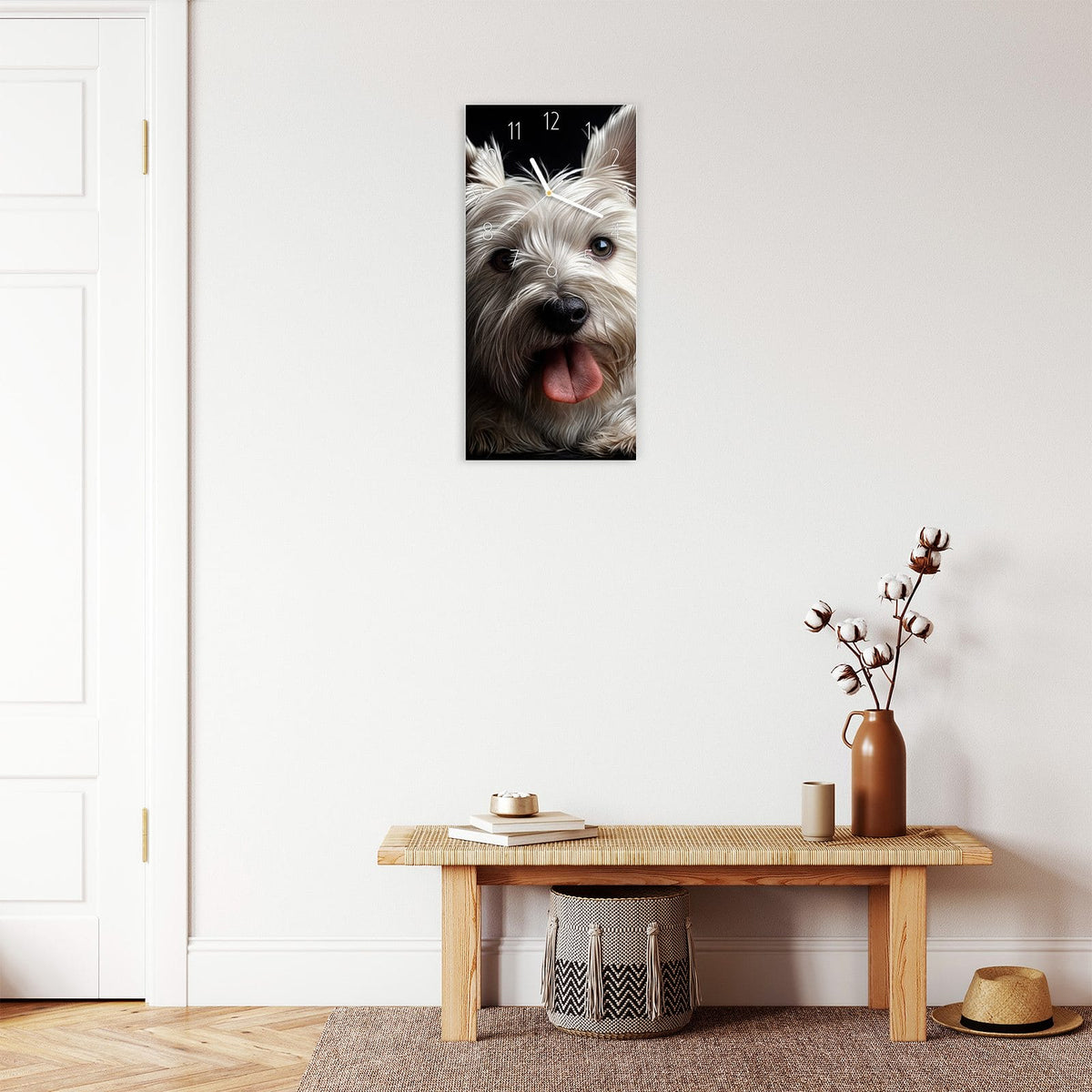 Wanduhr aus Glas im Hochformat Weißer Terrier mit Ziffernblatt Elegant über einer Holzbank im Flur
