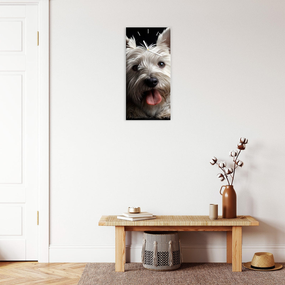 Wanduhr aus Glas im Hochformat Weißer Terrier mit Ziffernblatt Linie über einer Holzbank im Flur