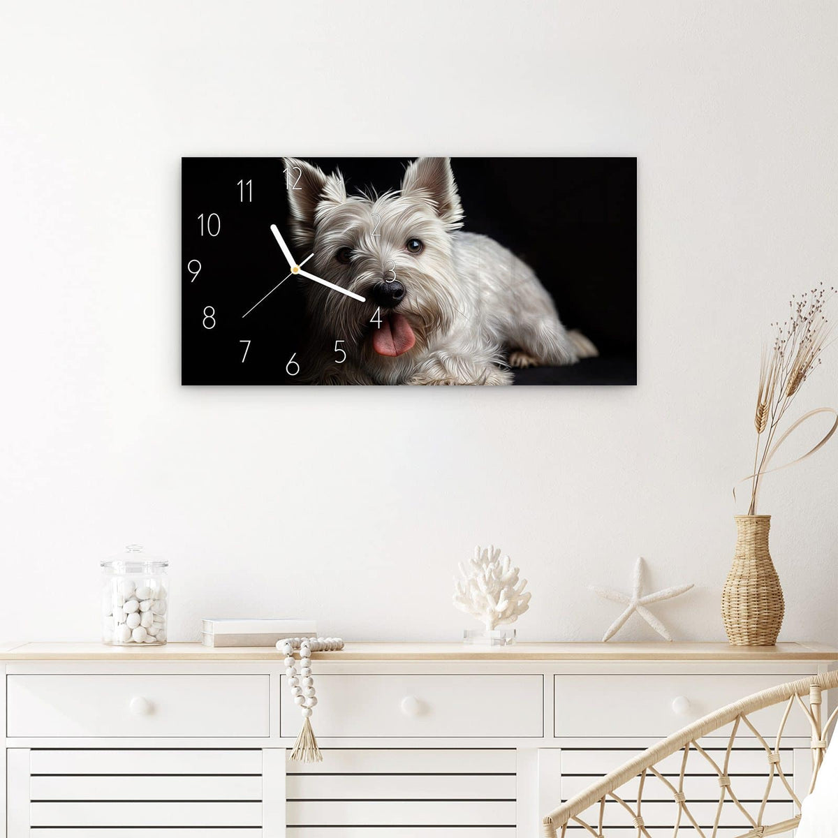 Wanduhr Weisser Hund aus Glas – Querformat 60 × 30 cm – Flauschiger weißer Hund vor Schwarz