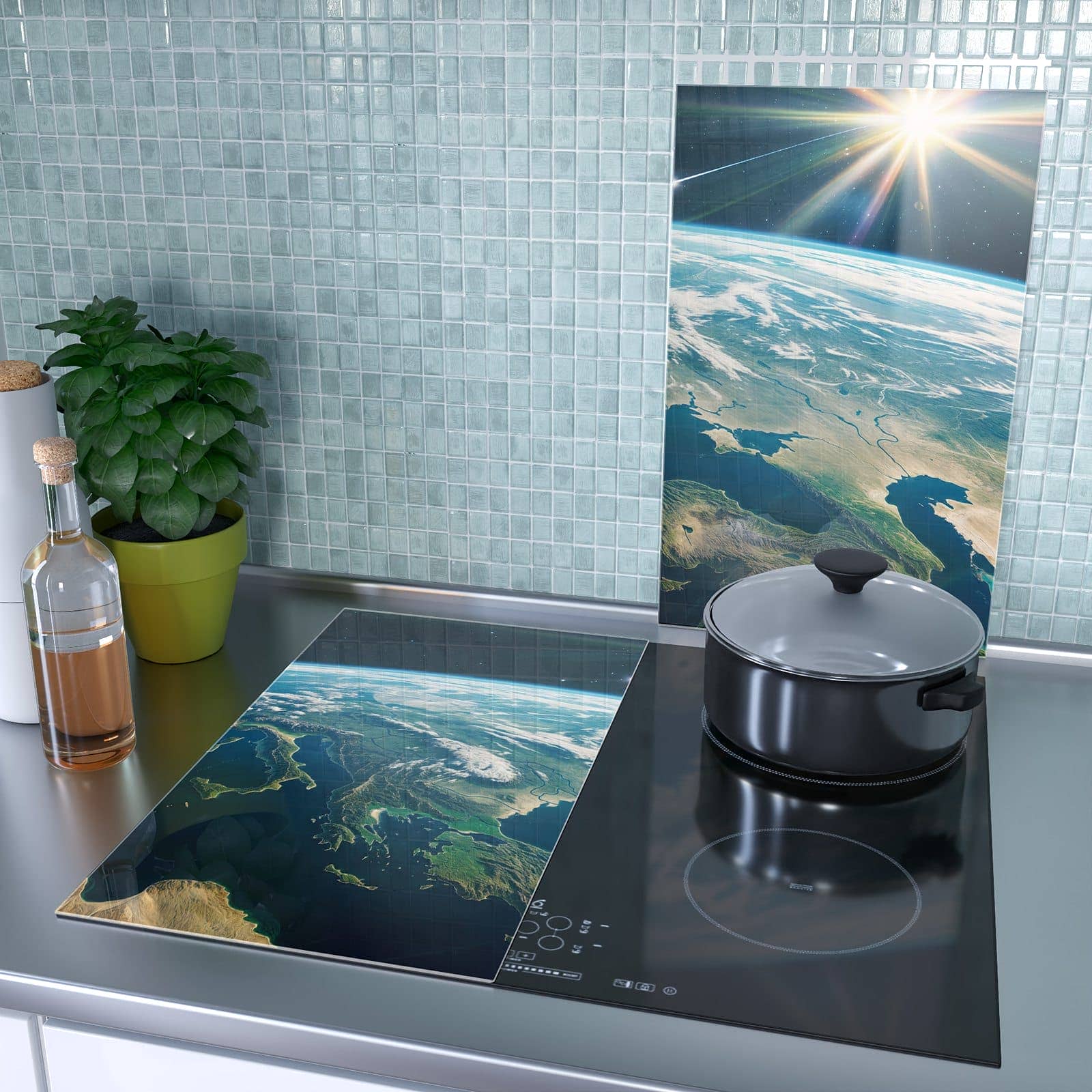 2-teilige Herdabdeckplatte aus Glas mit Blick Auf Die Erde-Motiv als Spritzschutz hinter dem Kochfeld
