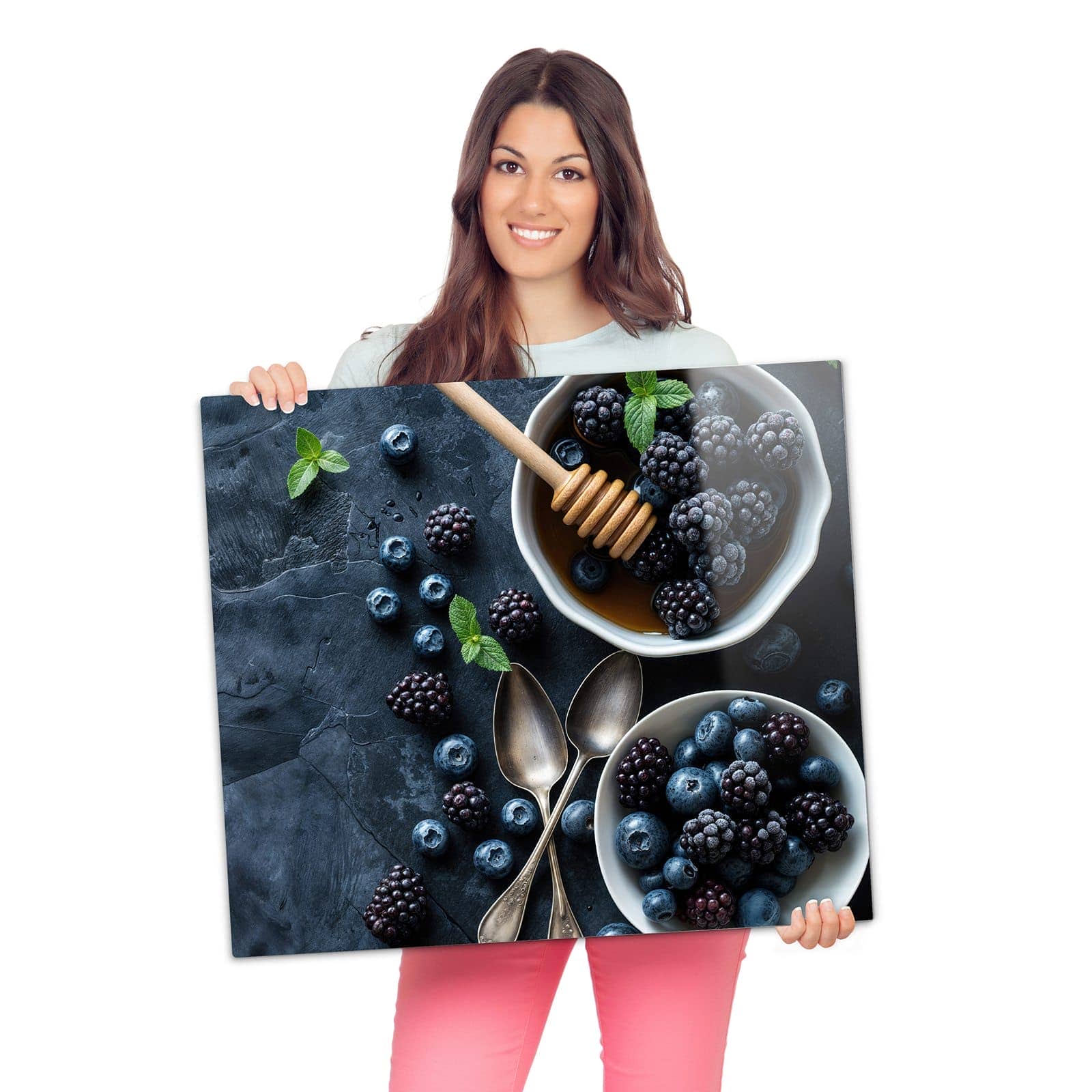 Herdabdeckplatte aus Glas mit Blaubeeren Stillleben-Motiv wird zur Größendarstellung gehalten