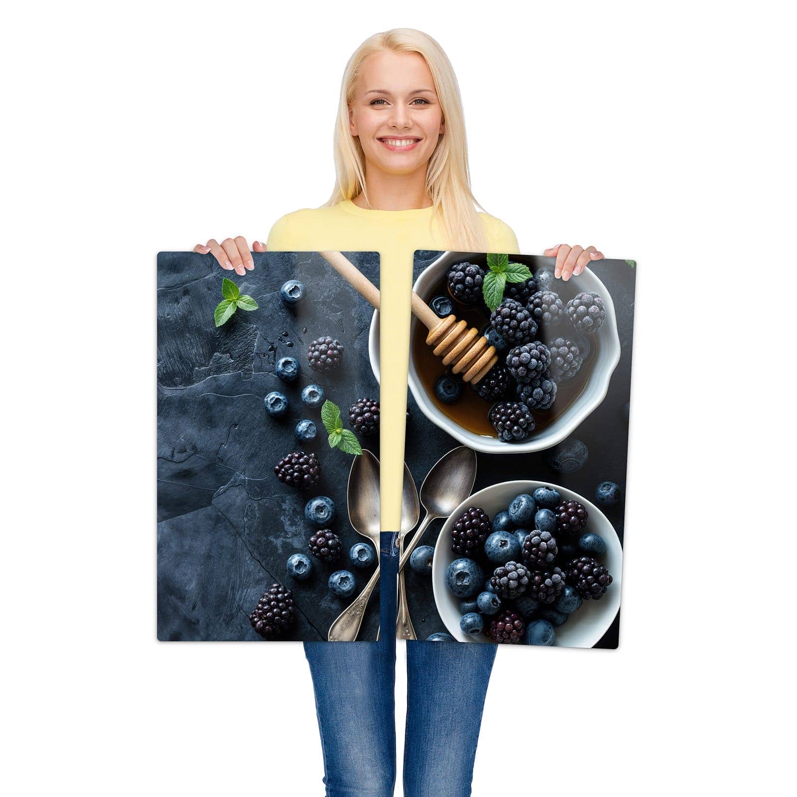 2-teilige Herd Schutzplatte mit Blaubeeren Stillleben-Motiv wird zur Größendarstellung gehalten