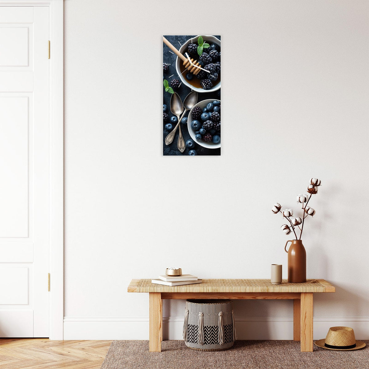 Wanduhr aus Glas im Hochformat Beeren mit Honig mit Ziffernblatt Linie über einer Holzbank im Flur