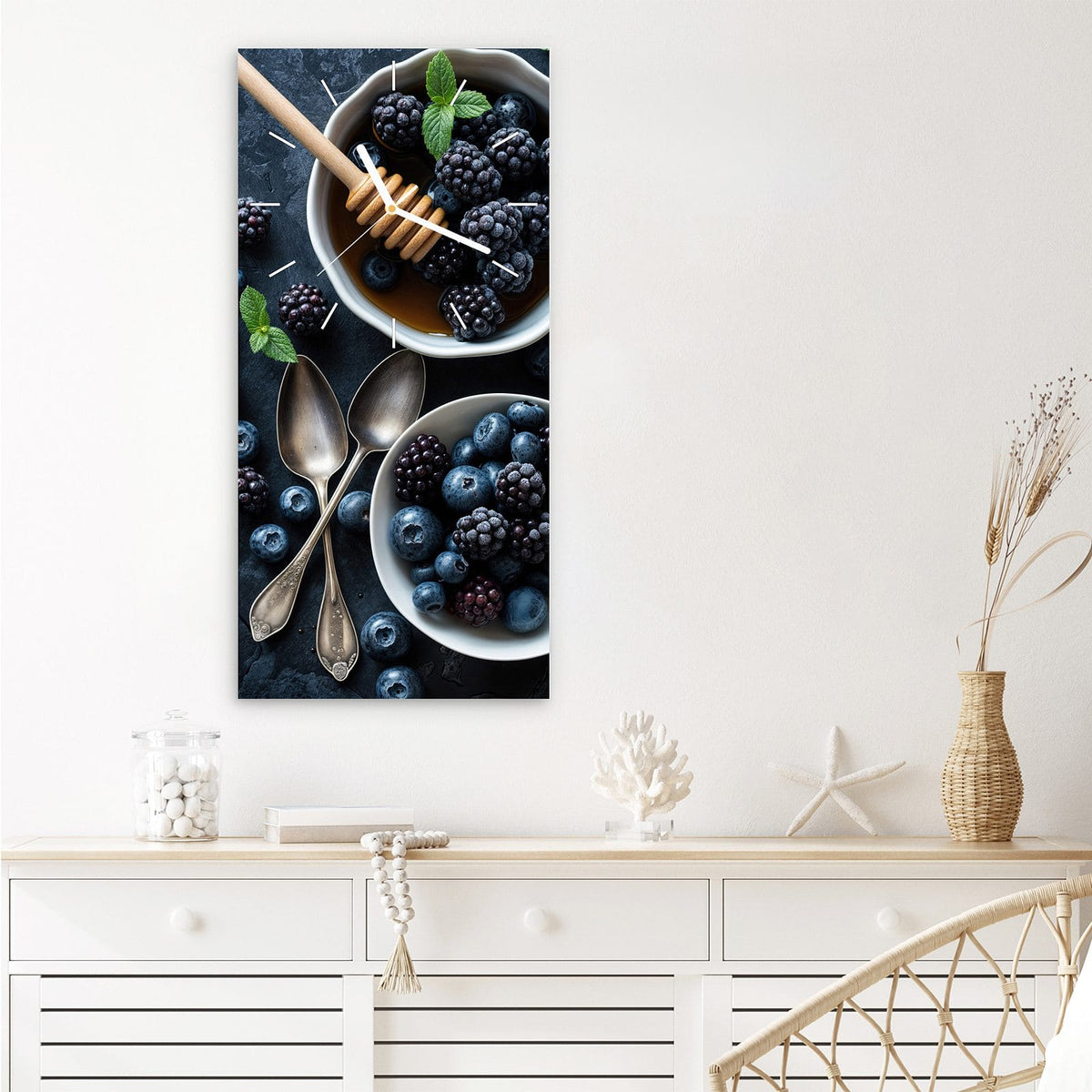 Wanduhr aus Glas im Hochformat Beeren mit Honig mit Ziffernblatt Linie über einem weißen Sideboard