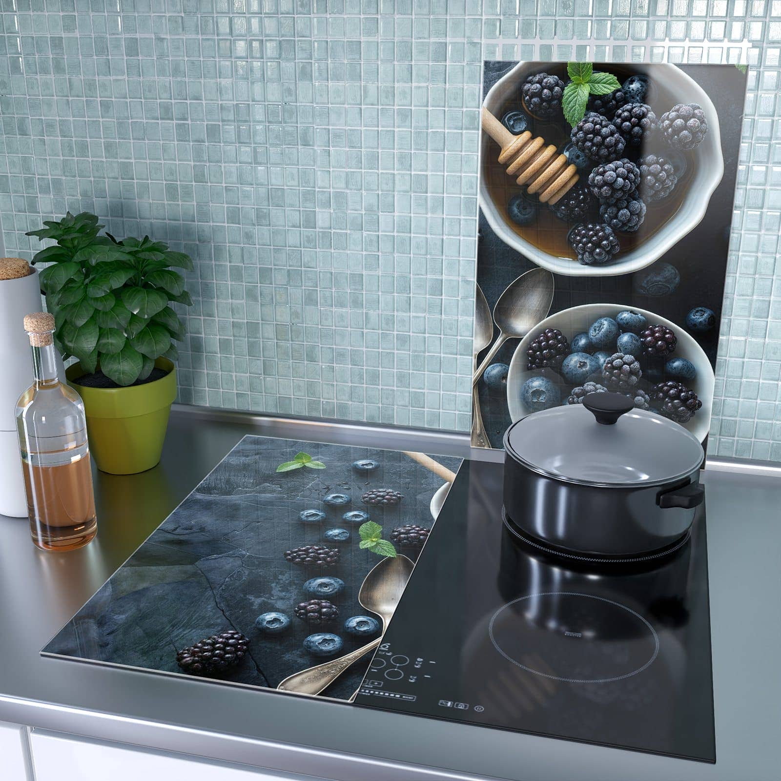 2-teilige Herdabdeckplatte mit Blaubeeren Stillleben-Motiv als Spritzschutz hinter dem Kochfeld