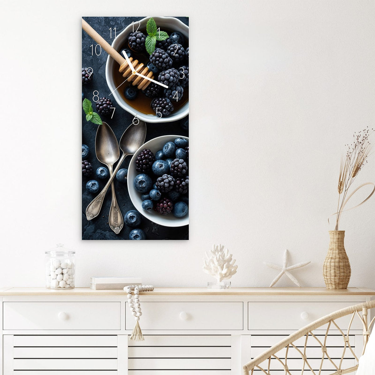 Wanduhr aus Glas im Hochformat Beeren mit Honig mit Ziffernblatt Elegant über einem weißen Sideboard