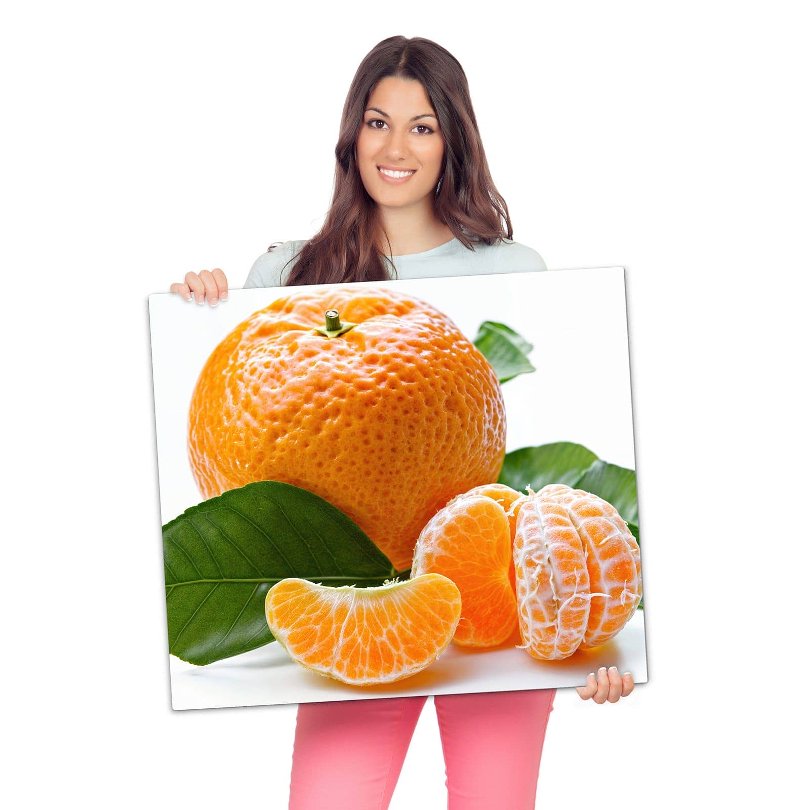 Herdschutzplatte mit Frische Mandarine-Motiv wird zur Größendarstellung gehalten