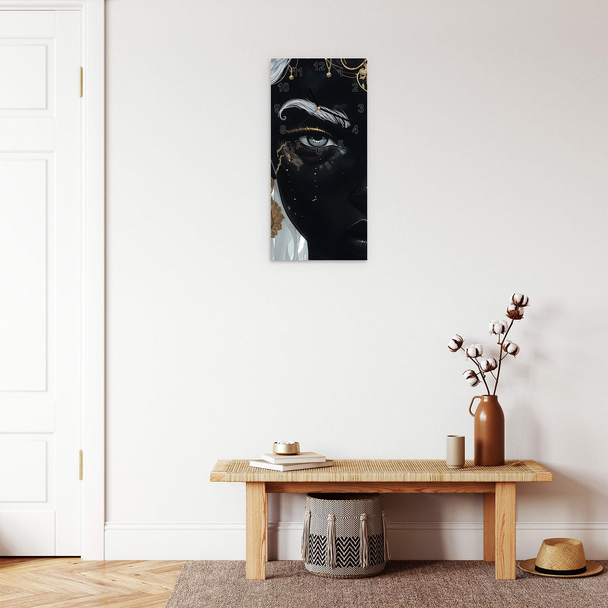Wanduhr aus Glas im Hochformat Zweigeteiltes Gesicht mit Ziffernblatt Modern über einer Holzbank im Flur