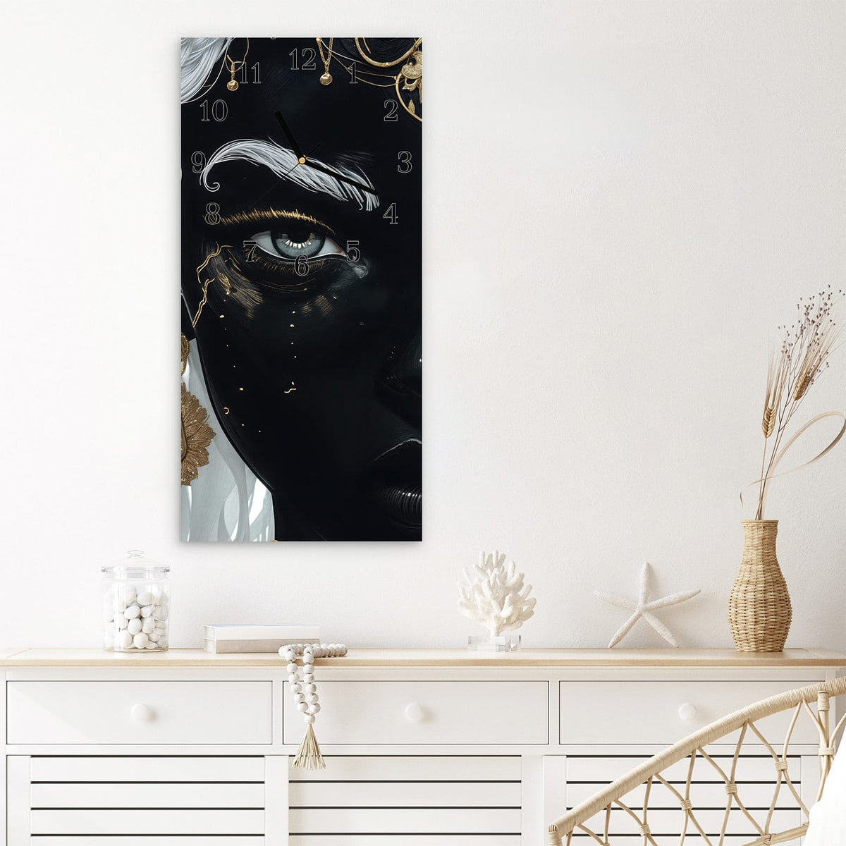 Wanduhr aus Glas im Hochformat Zweigeteiltes Gesicht mit Ziffernblatt Klassisch über einem weißen Sideboard