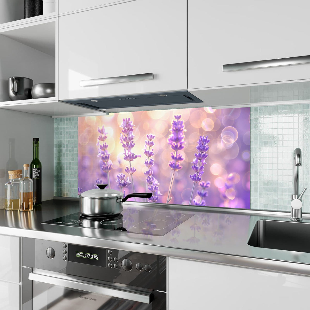 Küchenrückwand aus Glas Lavendel im Gegenlicht im Hochformat als Spritzschutz hinter dem Kochfeld, über dem Fliesenspiegel montiert