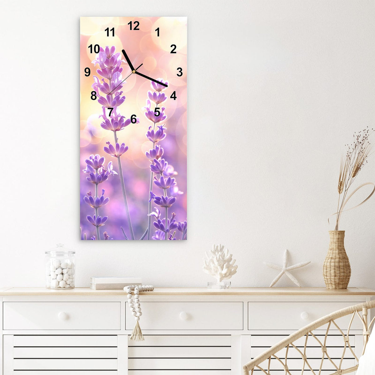 Wanduhr aus Glas im Hochformat Lavendel im Gegenlicht mit Ziffernblatt Modern über einem weißen Sideboard