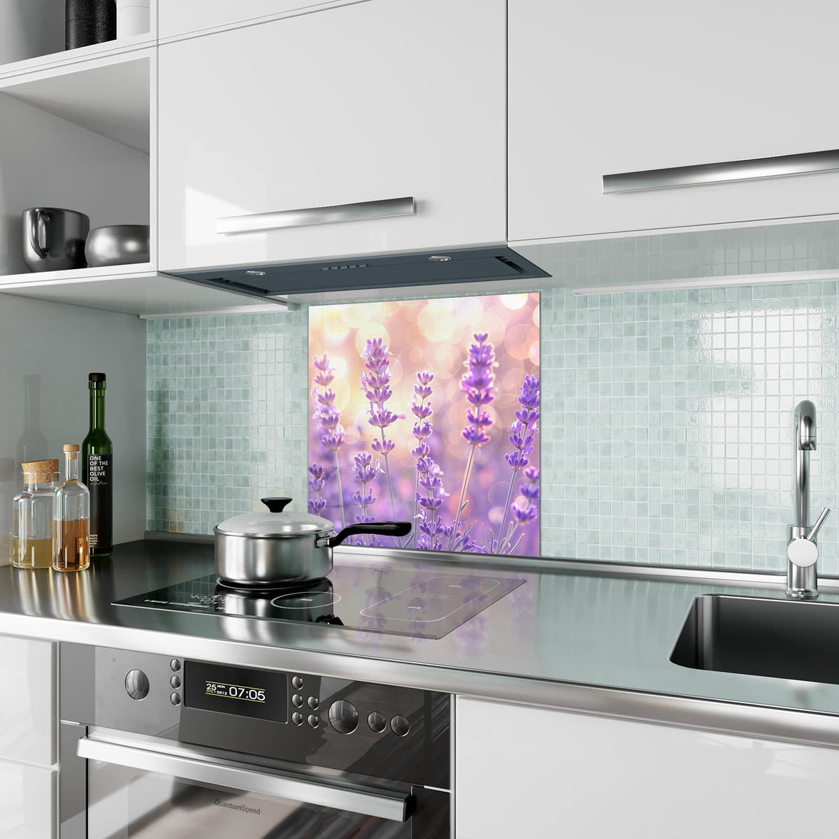 Küchenrückwand aus Glas Lavendel im Gegenlicht im quadratischen Format als Spritzschutz hinter dem Kochfeld, über dem Fliesenspiegel montiert