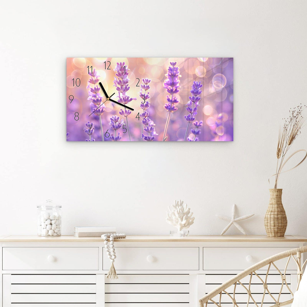 Wanduhr Lavendelblütenfeld aus Glas – Querformat 60 × 30 cm – Lavendelblüten vor warmem Bokeh