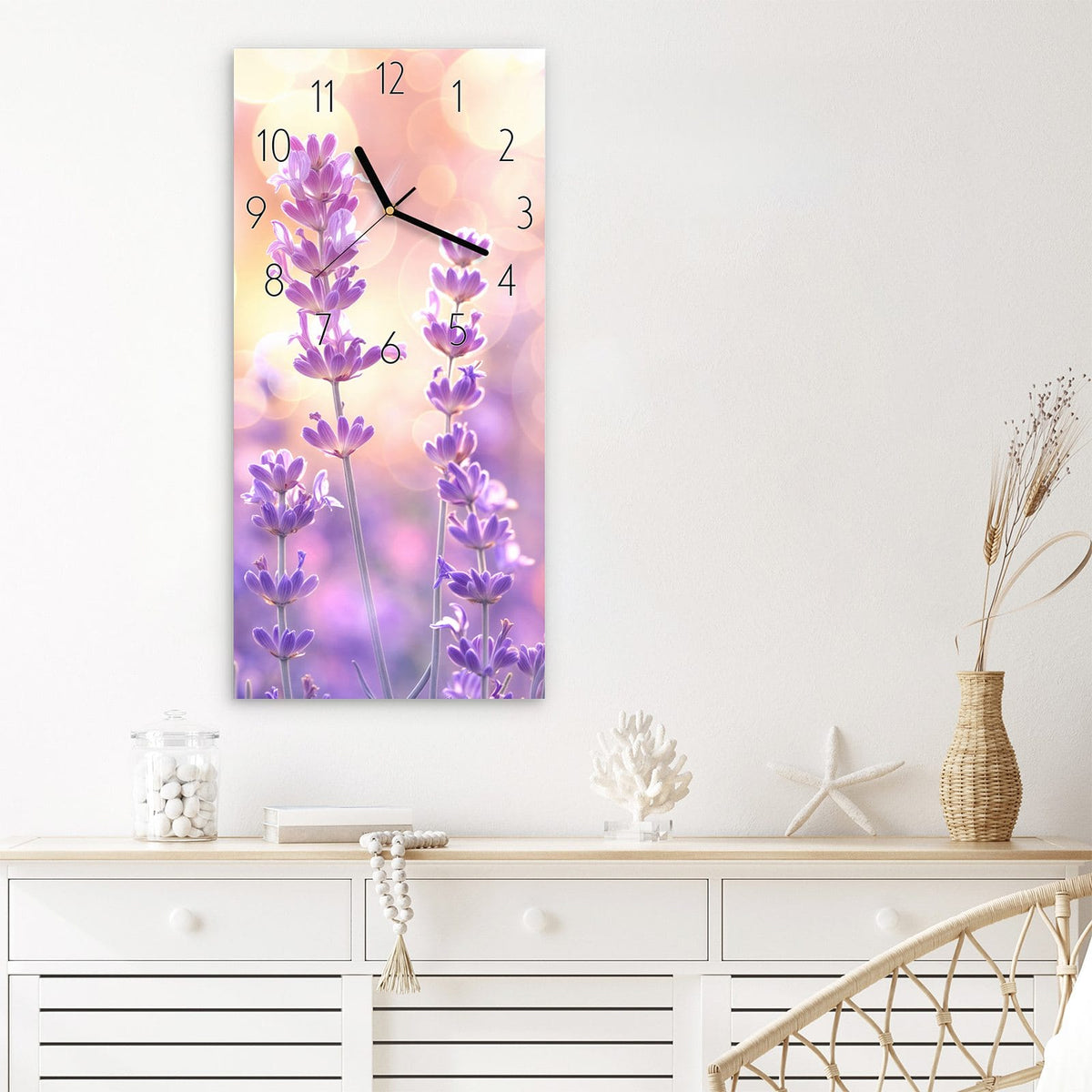 Wanduhr Lavendel im Gegenlicht aus Glas – Hochformat 30 × 60 cm – Lavendelblüten vor warmem Bokeh