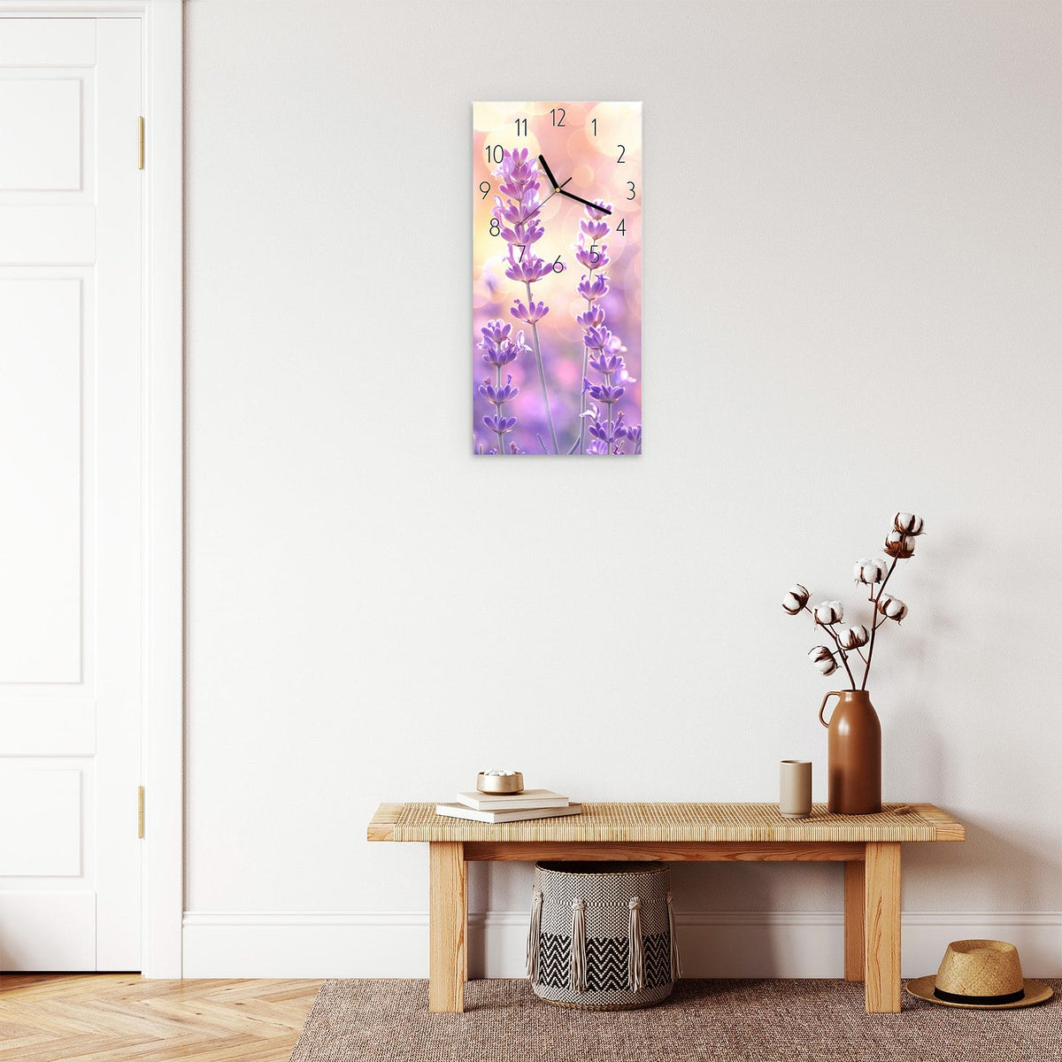 Wanduhr aus Glas im Hochformat Lavendel im Gegenlicht mit Ziffernblatt Elegant über einer Holzbank im Flur