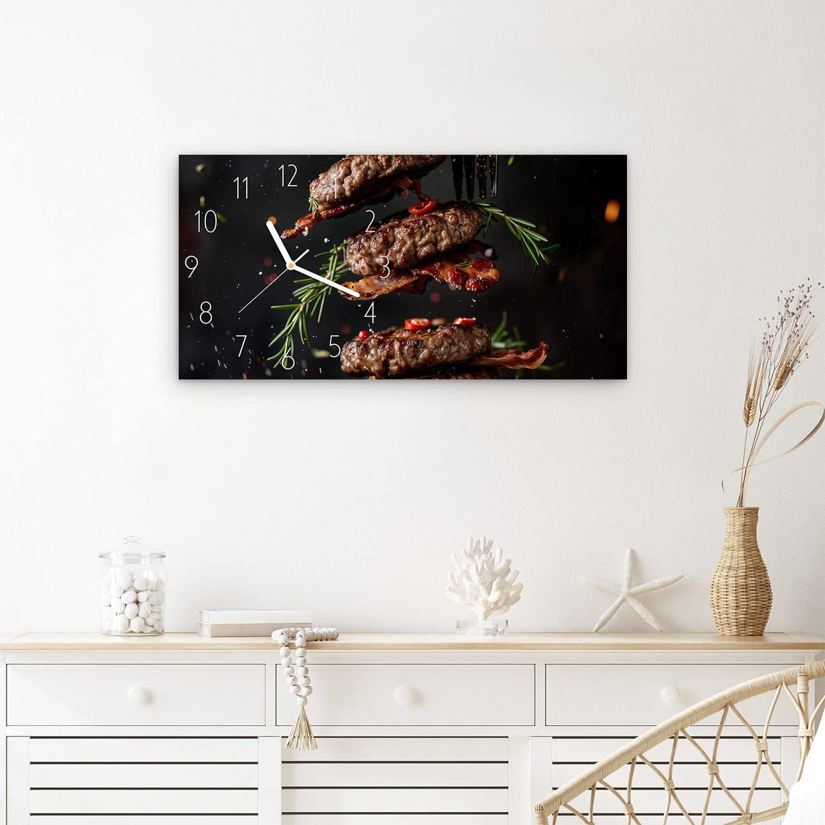 Wanduhr Burger mit Bacon aus Glas – Querformat 60 × 30 cm – Schwebende Patties mit knusprigem Speck