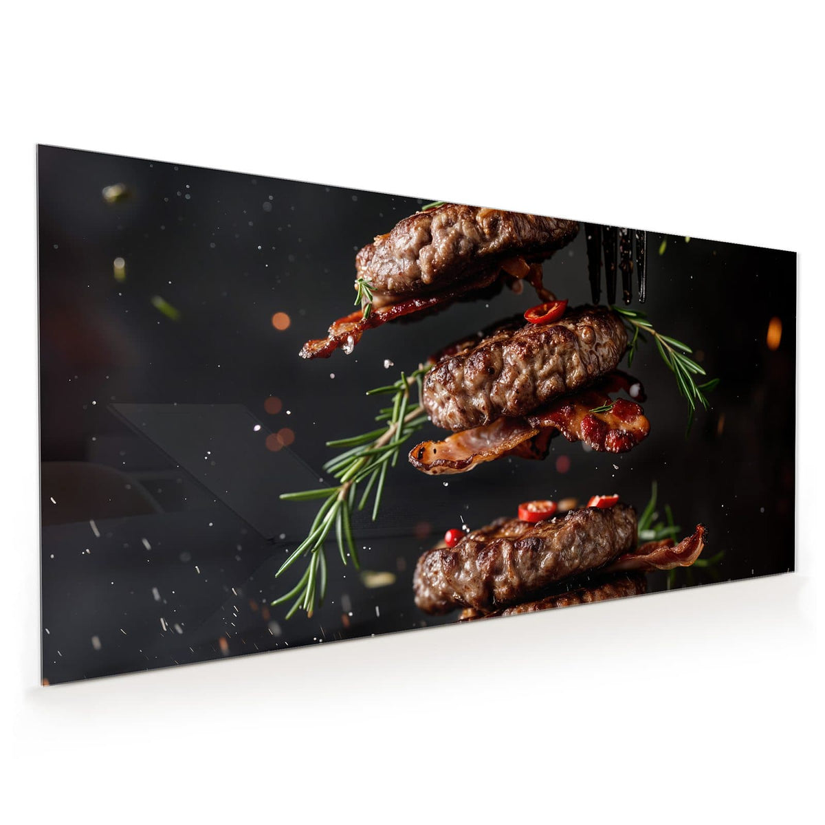 Küchenrückwand aus Glas im Hochformat mit Motiv Burger Patties: Vier schwebende Fleisch-Patties mit Speckstreifen, Rosmarin und Chili vor schwarzem Grund