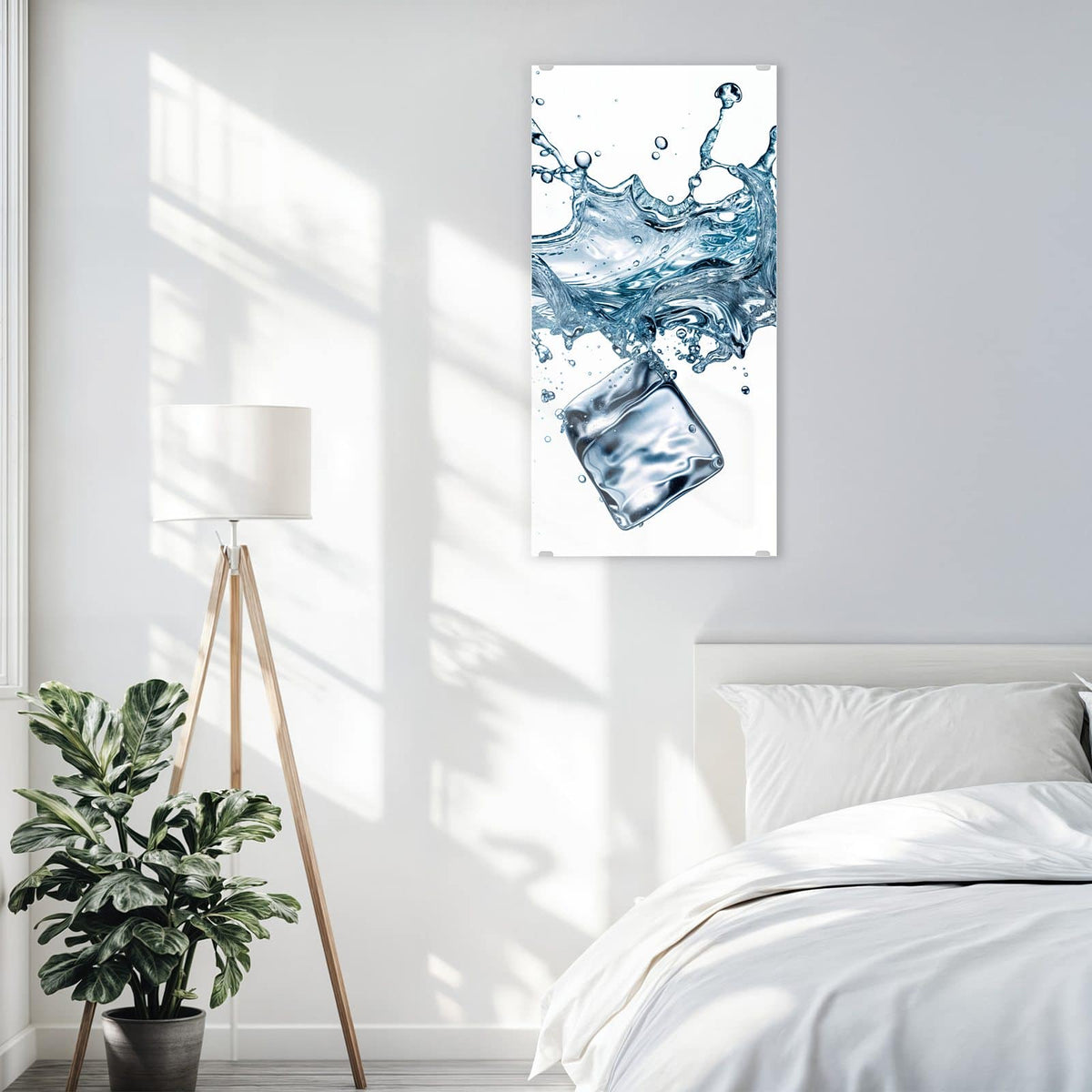 Glasbild Eiswürfel im Wasser an der Wand – zwei große Eiswürfel in einem aufspritzenden Wasserschwall vor Weiß
