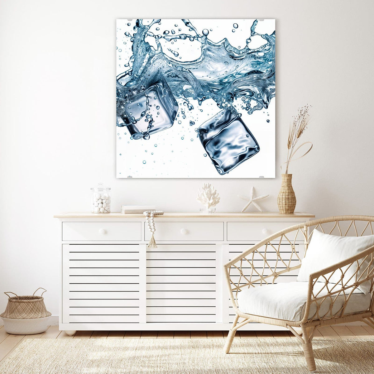 Glasbild Eiswürfel im Wasser an der Wand – zwei große Eiswürfel in einem aufspritzenden Wasserschwall vor Weiß