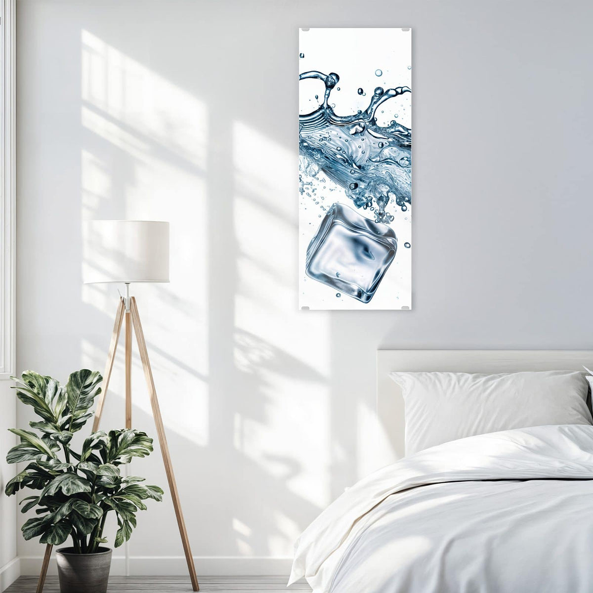 Glasbild Eiswürfel im Wasser an der Wand – zwei große Eiswürfel in einem aufspritzenden Wasserschwall vor Weiß