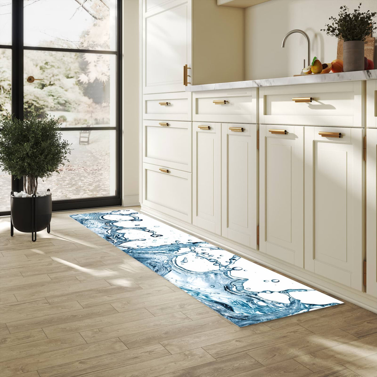 Pflegeleichter dünner Küchenteppich mit Motiv Wasserspritzer in heller Küche