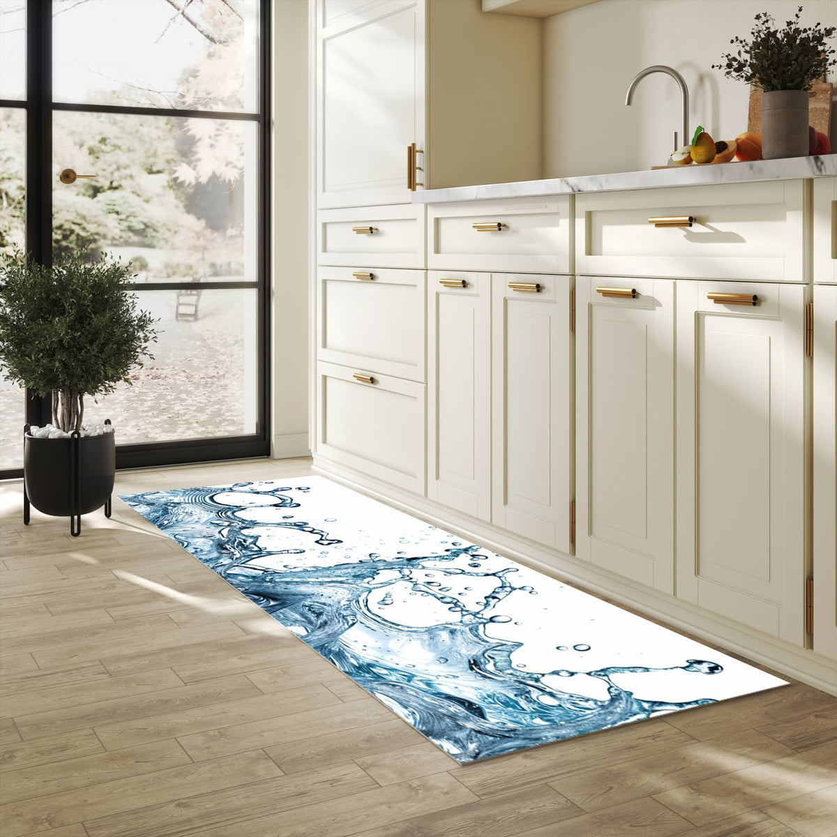 Bodenläufer mit Motiv Wasserspritzer für angenehme Haptik in heller Küche