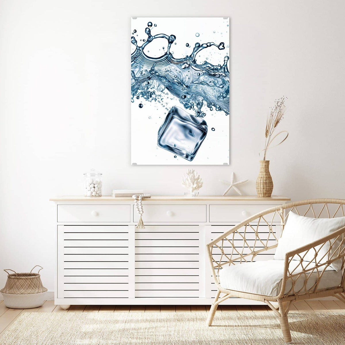 Glasbild Eiswürfel im Wasser an der Wand – zwei große Eiswürfel in einem aufspritzenden Wasserschwall vor Weiß