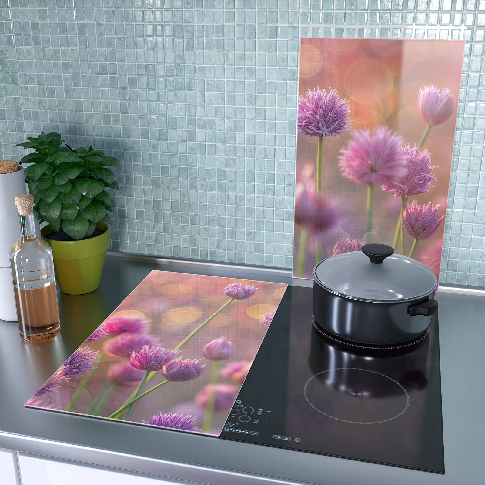 2-teilige Abdeckplatte für Induktionsherd mit Blühende Zierlauch-Motiv als Spritzschutz hinter dem Kochfeld