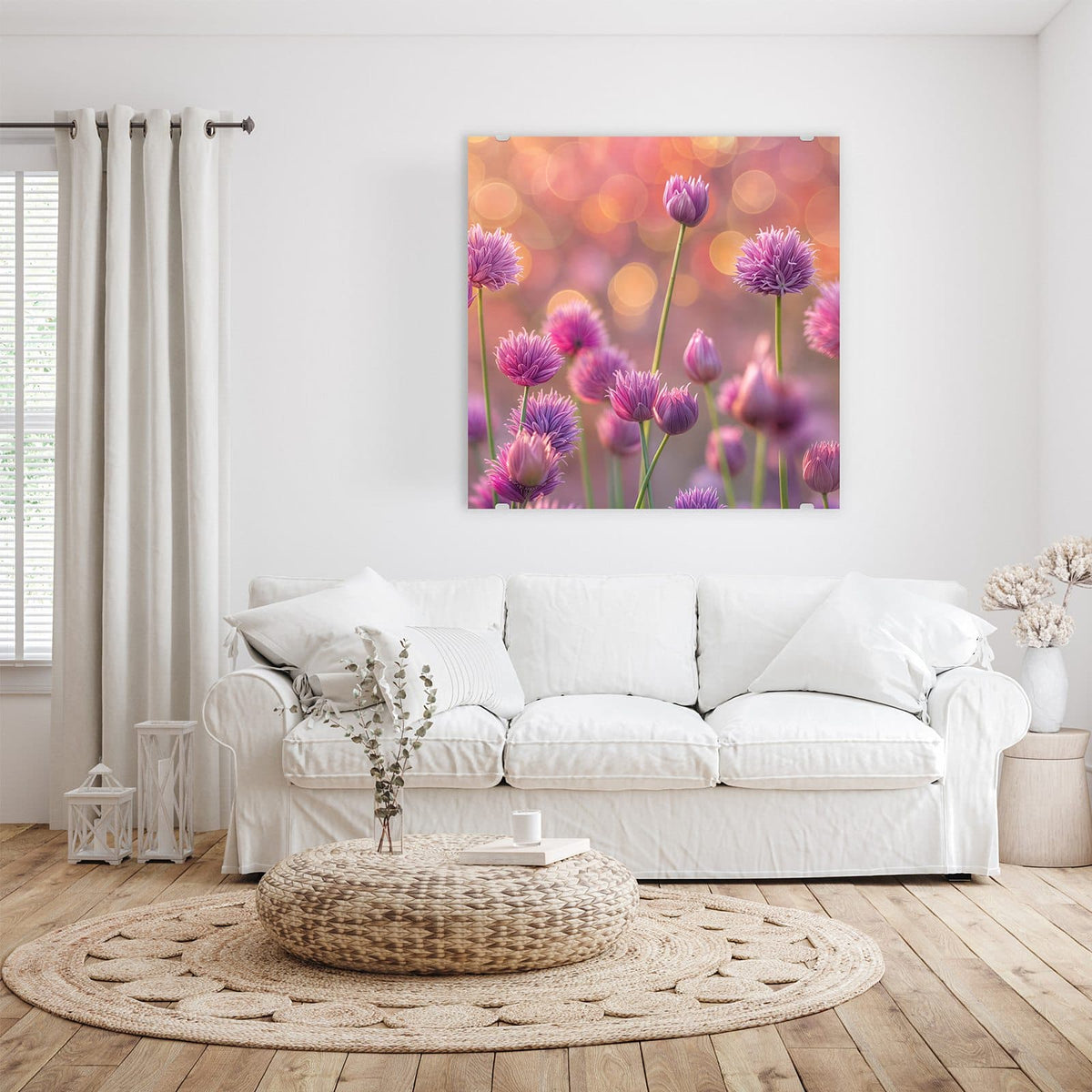 Glasbild Blühender Zierlauch an der Wand – Rosa-violette Lauchblüten auf dünnen Stielen vor warmem orangefarbenem Bokeh